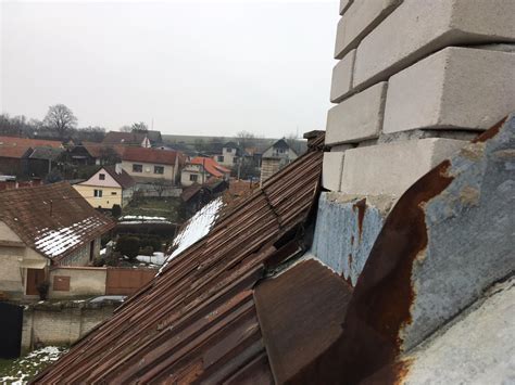 Odstraňovanie strešnej krytiny okolo otvoru