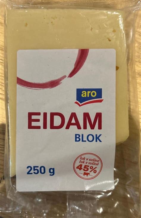 Tradičný blok syra Eidam na drevenom podklade