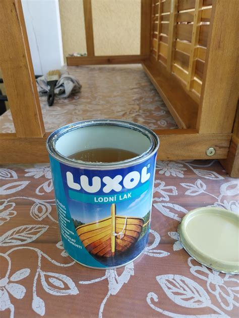 Ilustrácia dreveného povrchu chráneného lodným lakom