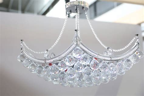 detailný záber na elegantný krištáľový luster v obývacej izbe
