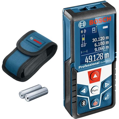 Detailný záber na laserový merač Bosch GLM 50 C v pracovnom prostredí