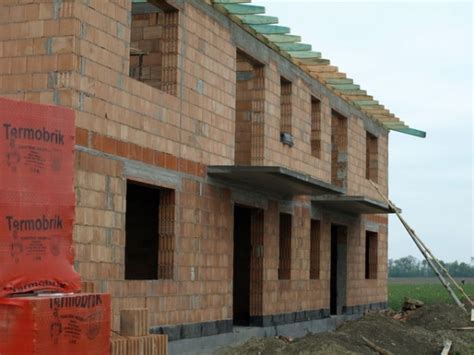 Detailná schéma rozdielov medzi extrudovanou tehlou a bežným murivom