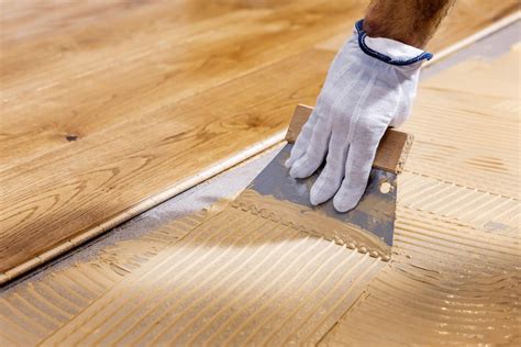Schéma aplikácie montážneho lepidla na stavebný povrch