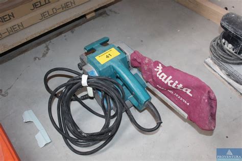 Detailný záber na profesionálnu pásovú brúsku Makita 9924DB pri práci