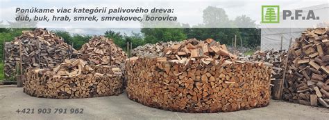 Uskladnené palivové drevo pripravené na sezónu