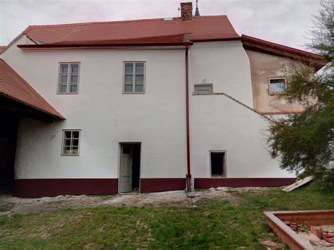 Detailná fotografia historického vidieckeho domu pred rekonštrukciou