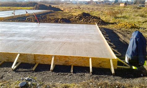 Debnenie základovej dosky s armovacou sieťou