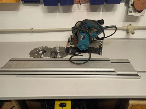 Detailný záber na okružnú pílu Makita HS7601 pri práci s drevom