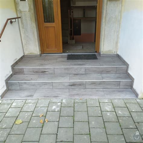 Ukážka správne položenej keramickej dlažby na schodisku