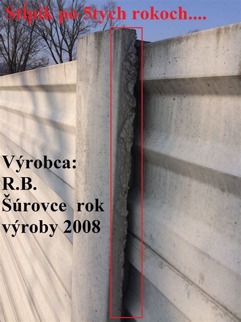 Detail stĺpika betónového plotu s odtokom vody