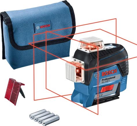 Detailný záber na profesionálny krížový laser Bosch GLL 3 v akcii na stavenisku