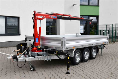 Dodávka stavebného materiálu s hydraulickou rukou