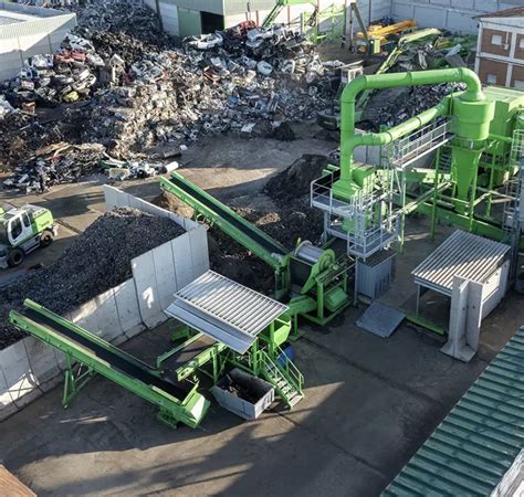 hromada vytriedeného stavebného plastového odpadu pripraveného na recykláciu
