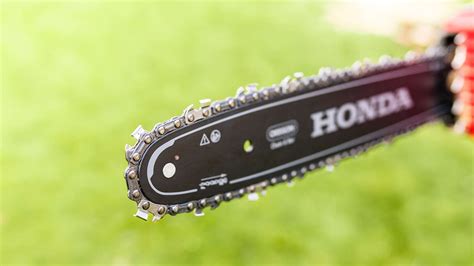 Detailný záber na akumulátorovú vŕtačku Hitachi pri práci
