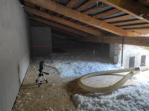 Aplikácia fúkanej izolácie na strop