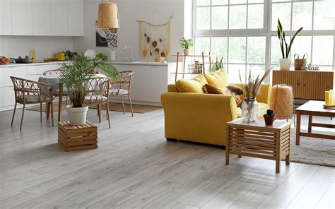 Obývacia izba s bielou laminátovou podlahou