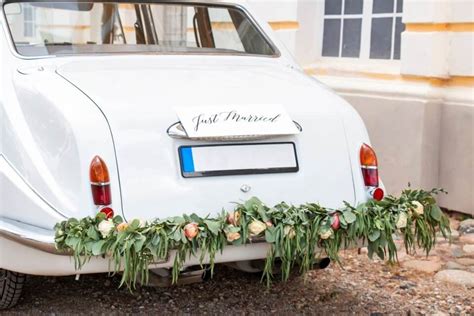 Svadobné auto ozdobené štýlovou personalizovanou tabuľkou