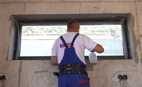 Detailné zobrazenie aplikácie protipožiarneho tmelu v stavebnom otvore