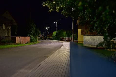 Moderné LED verejné osvetlenie v mestskej zástavbe