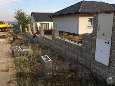 Plot z hladkých tvárnic