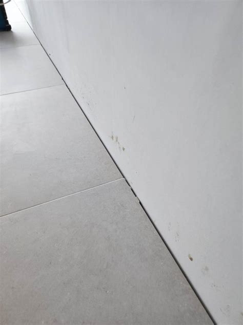 detailné vyplnenie špár medzi parketami tmelom pre hladký povrch
