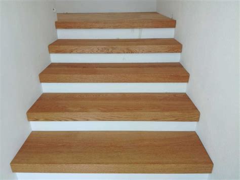 Drevené schodiskové stupne pripravené na montáž