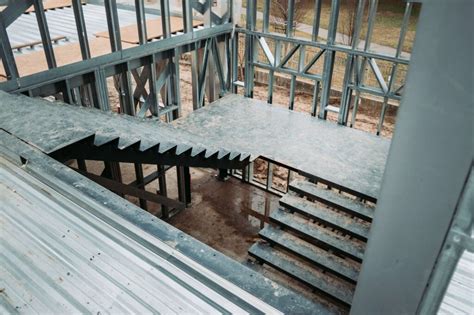 Montáž drevených stupňov na kovovú konštrukciu