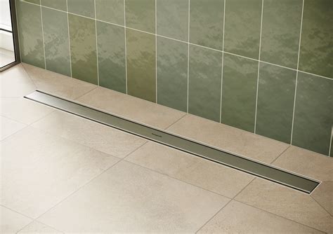 Detail nerezového sprchového žľabu zabudovaného v dlažbe