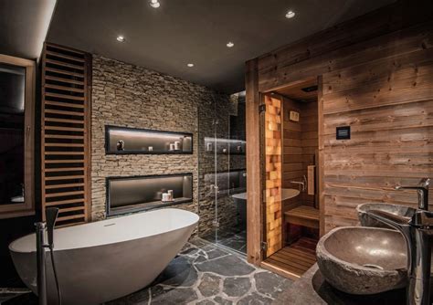 Interiér wellness kúpeľne so saunou a hydromasážnou vaňou