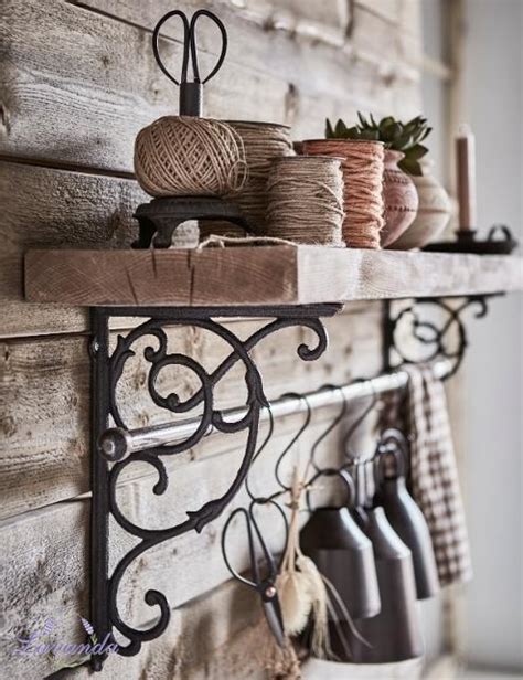 Zlatý držiak na policu