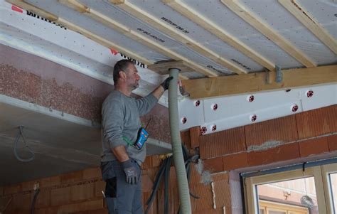 proces aplikácie fúkanej izolácie do stropnej konštrukcie