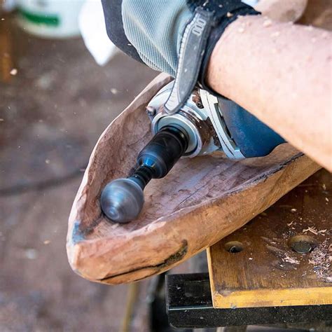 Detailný záber na bezuhlíkovú AKU uhlovú brúsku DeWALT pri práci