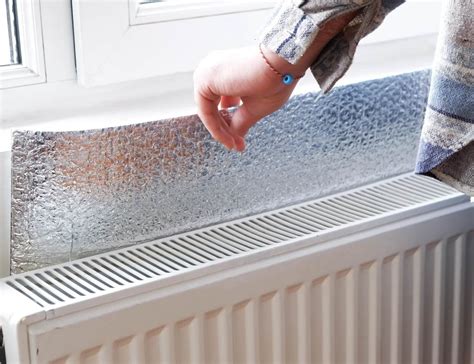 Aplikácia reflexnej fólie za radiátor