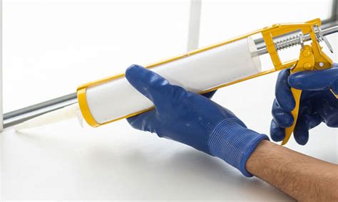 Aplikácia silikónu pomocou pištole a vyhladenie