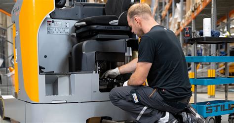 Servisný technik pri práci na plynovom kotle