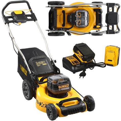 Akumulátorová rotačná kosačka DeWalt pri práci na trávniku