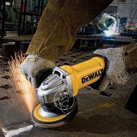 Detailný záber na uhlovú brúsku DeWALT DWE4217