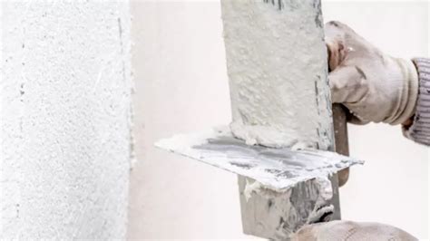 Detail znázorňujúci správnu prípravu podkladu pred nanesením fasády