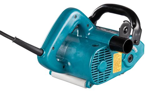 Makita 9741 pri brúsení omietky na stene