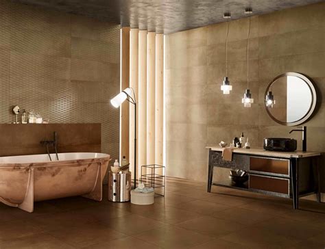 Béžový obklad v kúpeľni s rôznymi textúrami