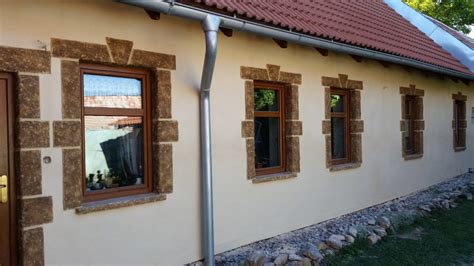Moderná fasáda s omietkou imitujúcou kamenné šambrány