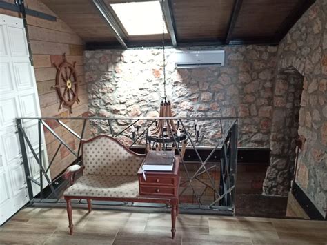Interiér rekonštruovaného kamenného domu s vintage prvkami