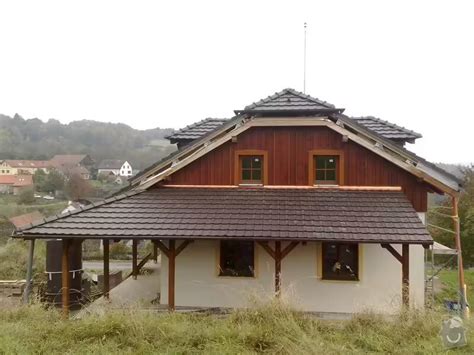 Moderný kovový obklad rodinného domu v mestskom prostredí
