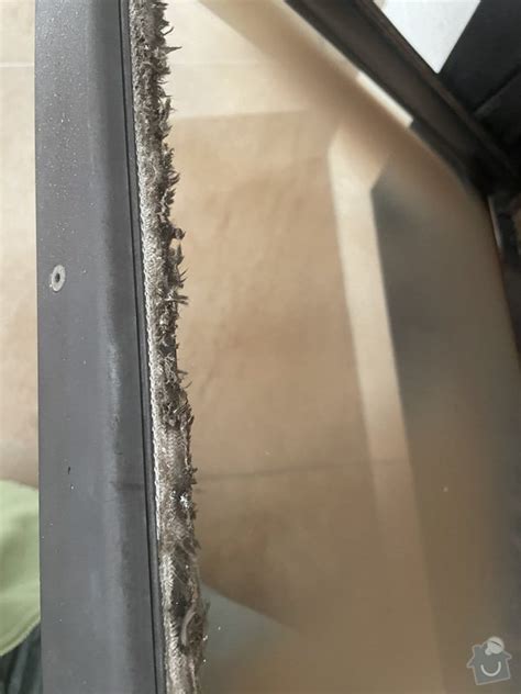 Detail poškodeného šamotu v ohnisku