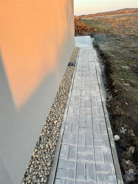 Okapový chodník zo zámkovej dlažby