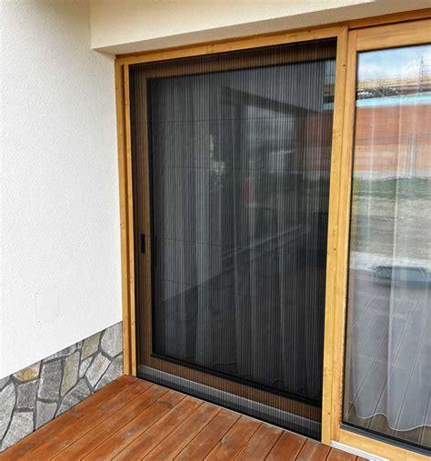Montáž sieťky proti hmyzu na balkónové dvere