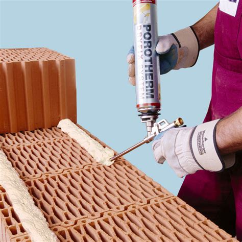Aplikácia PU peny DRYFIX extra na tehly