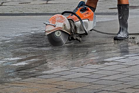 Porovnanie suchého a mokrého rezania diamantovými kotúčmi