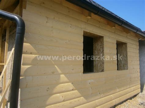 Zrubový profil na fasáde domu