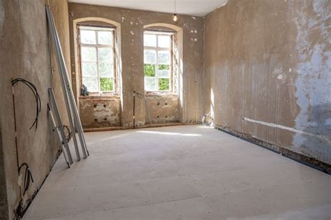 Stará podlaha v dome pred rekonštrukciou